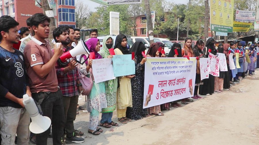 স্বরাষ্ট্র উপদেষ্টাকে ‘লাল কার্ড’ দেখালেন শিক্ষার্থীরা